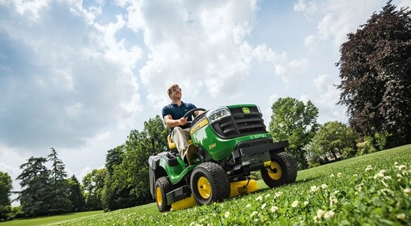 De zitmaaier X 135 R van John Deere De zitmaaier X 135 R van John Deere tracteur tondeuse X135 de john jeere 600x330