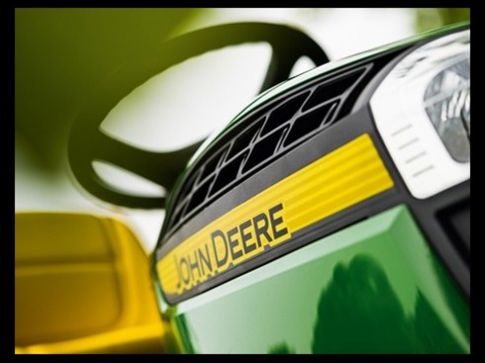 De zitmaaier X 135 R van John Deere De zitmaaier X 135 R van John Deere tracteur tondeuse X135 de john jeere1 960x600